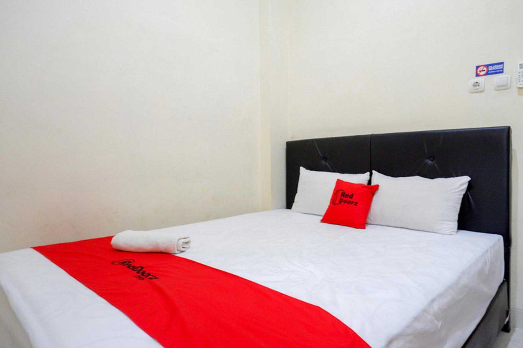 Reddoorz Syariah Near Purwosari Train Station Hotel Surakarta  Exterior photo